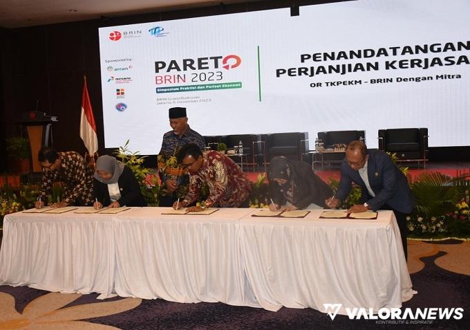 Gubernur Sumbar, Mahyeldi saksikan penandatanganan kerjasama pembangunan ekosistem industri halal di Sumbar antara KDEKS Sumbar dengan Pusat Riset Kebijakan Publik (PRKP) BRIN dan PT XREI di Jakarta, Rabu. (humas)