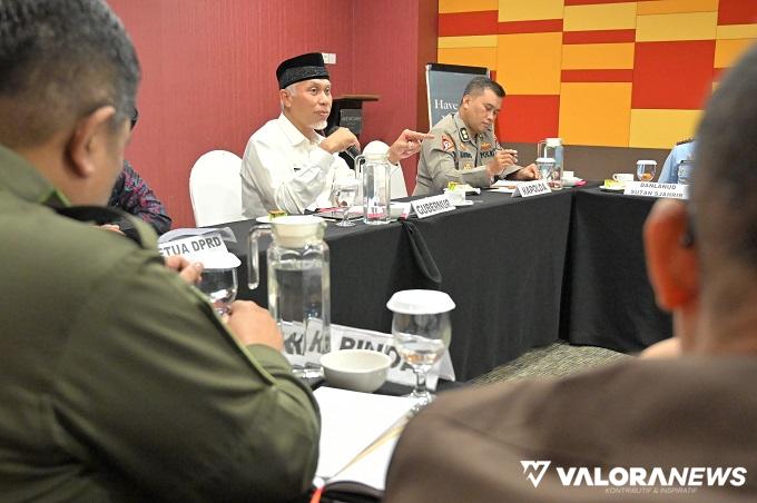 Gubernur Sumbar, Mahyeli memberikan arahan pada kegiatan FGD Forkopimda Sumbar dalam rangka membahas kesiapan daerah menghadapi masa libur Nataru 2024 di Padang, Rabu. (humas)