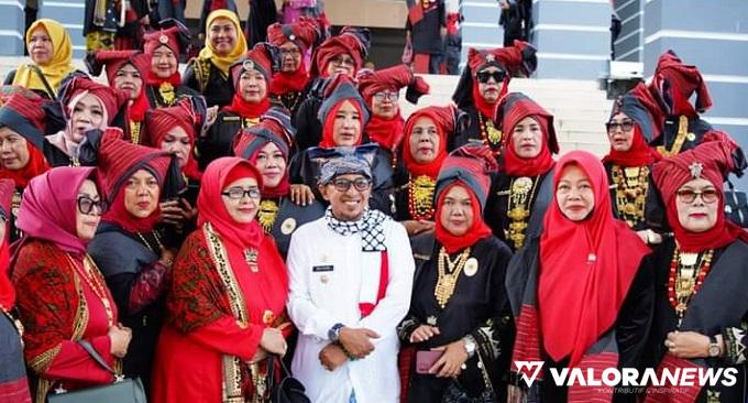 Bupati Tanah Datar, Eka Putra foto bersama dengan jajaran pengurus Bundo Kanduang Luar Negeri usai pengukuhan di gedung Maharajo Dirajo Batusangkar, Jumat. (humas)