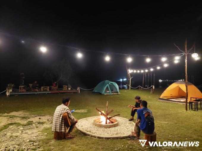 Aktivitas pengunjung dan sarana camping ground di pantai paku Nagari Sungai Nyalo Mudiak Aia kawasan Mandeh Kecamatan Koto XI Tarusan Kabupaten Pesisir Selatan Sumatera Barat. Foto: Dok Nagari Sungai Nyalo Mudiak Aia Mandeh