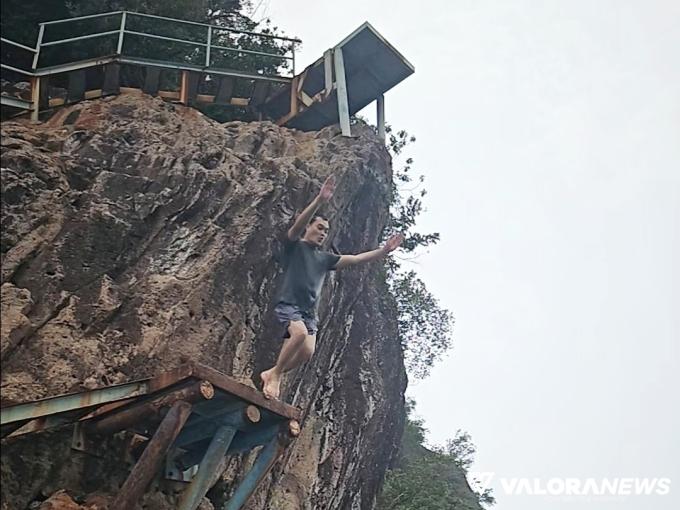 Seorang lelaki muda mencoba atraksi cliff jumping di Pulau Sironjong Kecil, Mandeh, Pesisir Selatan, Sumatera Barat. Foto: Dok Deri Afhan.