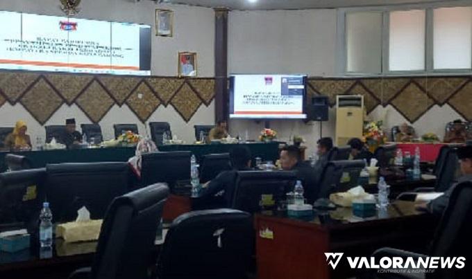 Wakil Ketua DPRD Padang, Arnedi Yarmen didampingi Hendrizal Azhar (Sekwan) dan Corri Saidan (Asisten II) saat saat memimpin rapat paripurna persetujuan 4 Ranperda, Senin. (humas)