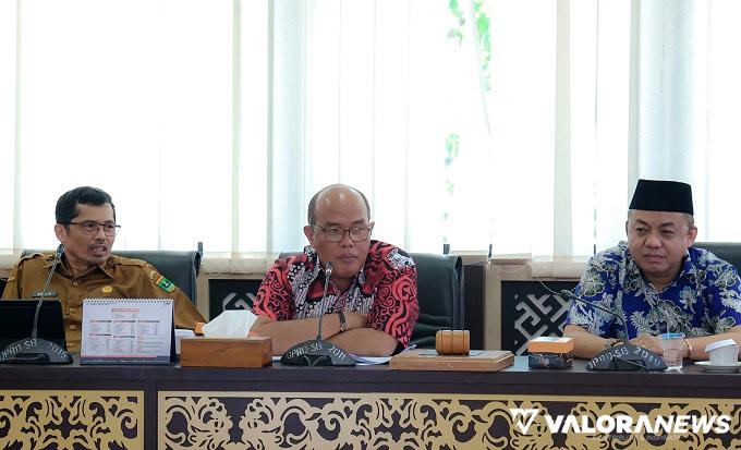 Ketua DPRD Sumbar, Supardi didampingi Ali Tanjung (ketua Komisi III) dan Raflis (Sekwan) saat jumpa pers ekspose akhir tahun 2023 tentang Kinerja DPRD Sumbar di ruang khusus I, Senin siang.  (humas)
