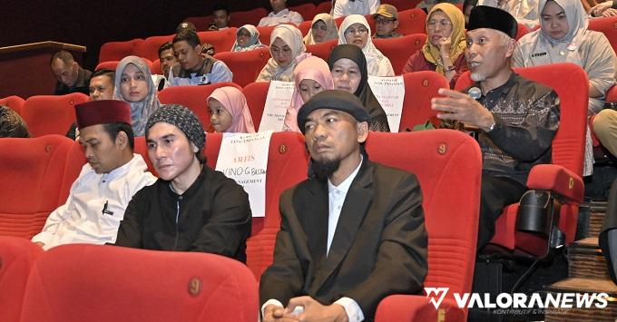 Gubernur Sumbar, Mahyeldi memberikan sambutan jelang nonton bareng pada Gala Premiere Film Buya Hamka Vol2 di Padang, 15 Desember 2023 lau. (humas)