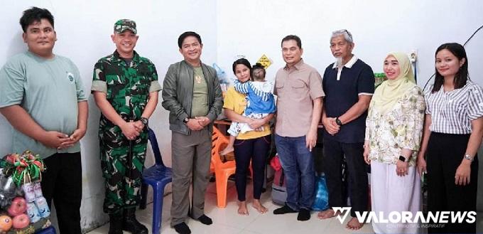 Pj Gubernur Sumut, Hassanudin jdan Forkopimda serta staff, jenguk Mesrida Waruwu (3,6 tahun), anak Firama Jaya Waruwu dan Noviati Zega yang jalani operasi pengangkatan benjolan pada kepala, di Rumah Sakit Spesialis Bedah Accuplast Medan, Senin. (humas)