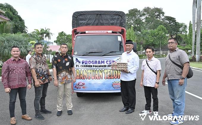 Gubernur Sumatera Barat, Mahyeldi foto bersama perwakilan manajemen PT Charoen Pokphand Indonesia dan Charoen Pokphand Foundation Indonesia, usai menerim donasi 50 ribu butir telur untuk warga terdampak bencana, Jumat. (humas)