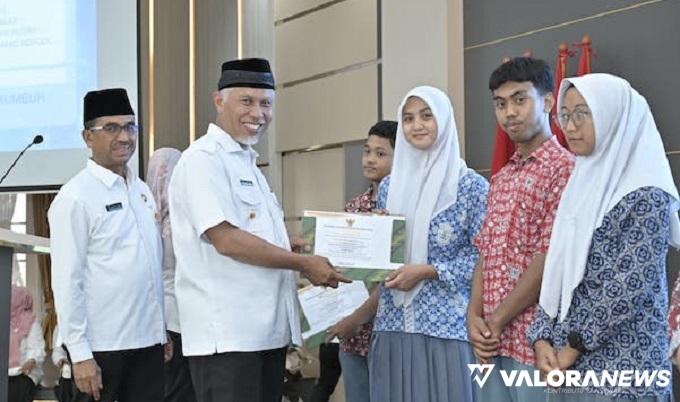 Gubernur Sumbar, Mahyeldi didampingi Barlius menyerahkan penghargaan pada 50 pelajar di Sumbar yang berhasil memenangi berbagai perlombaan tingkat nasional ataupun internasional sepanjang tahun 2023 di Padang, 11 Oktober 2023. (humas)