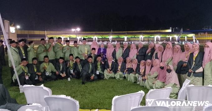 Kafilah Kabupaten Agam foto bersama usai raih peringkat III MTQN Sumbar ke-40 Solok Selatan tahun 2023 di GOR Rimbo Tangah Solok Selatan, Ahad malam. (humas)