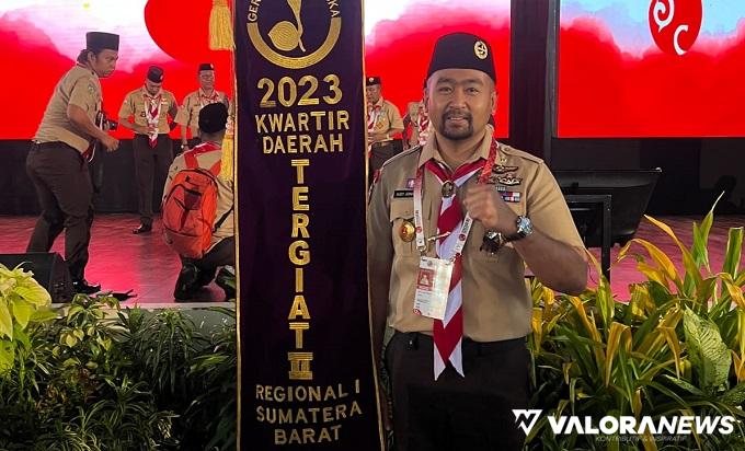 Ketua Kwarda Sumbar, Kak Audy Joinaldy menerima penghargaan Kwarda Tergiat II Regional I Sumatera periode 2018-2023 pada Munas XI Gerakan Pramuka di Balee Meuseuraya Aceh, Banda Aceh, Sabtu. (humas)