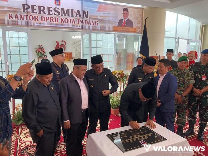 Wako Padang, Hendri Septa disaksikan pimpinan DPRD serta Wawako dan Sekda, tandatangani prasasti peresmian gedung baru DPRD Padang di komplek balai kota, Jl Bagindo Azis Chan Bypass Padang, Jumat siang. (humas)