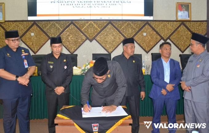 Ketua DPRD Padang, Syafrial Kani menandatangani nota kesepakatan persetujuan APBD Padang 2024, usai paripurna yang dihadiri Wawako Padang, Ekos Albar, Kamis. (humas)
