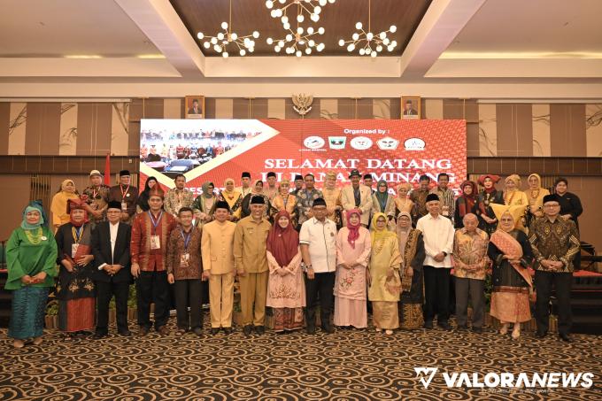 Gubernur Sumbar, Mahyeldi foto bersama dengan organisasi Minang Diaspora, dalam acara Pertemuan Diaspora Minang dan Bundo Kanduang Minang Sedunia di Padang, Senin. (humas)