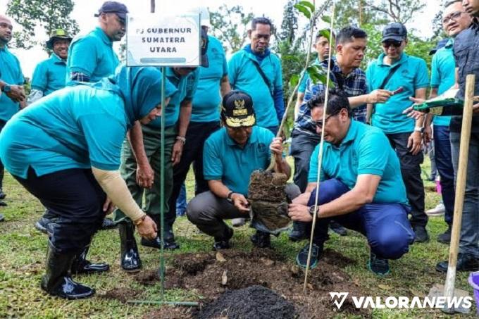 Pj Gubernur Sumut, Hassanudin tanam pohon produktif pada kegiatan Penanaman Pohon Serentak se-Indonesia Kementerian LHK di Desa Suka Makmur, Deliserdang, Sabtu. (humas)