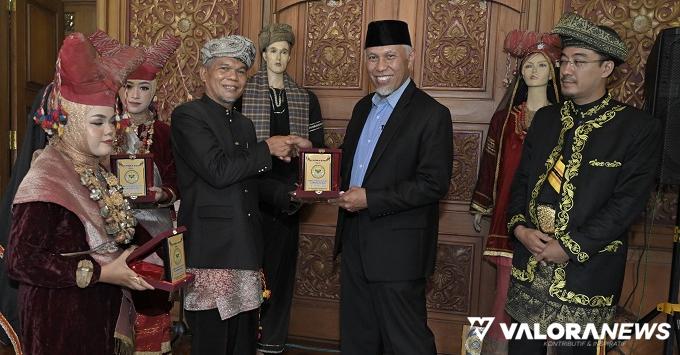 Gubernur Sumatera Barat, Mahyeldi Datuak Marajo bertukas cenderamata dengan Tengku Raja Besar Negeri Sembilan beserta rombongan di Rumah Gadang Sungai Baringin di Kecamatan Payakumbuh, Ahad. (humas)