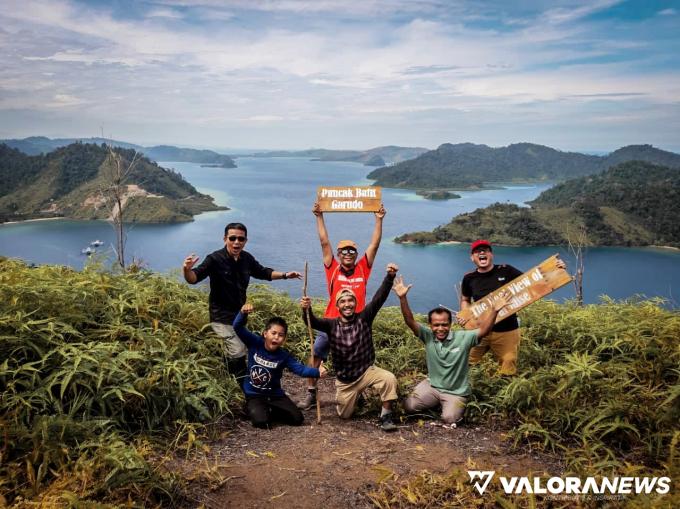 Rombongan penyuka trekking berfoto di puncak bukit garudo. Foto: Dok Nagari Sungai Nyalo Mudiak Aia Kecamatan Koto XI Tarusan