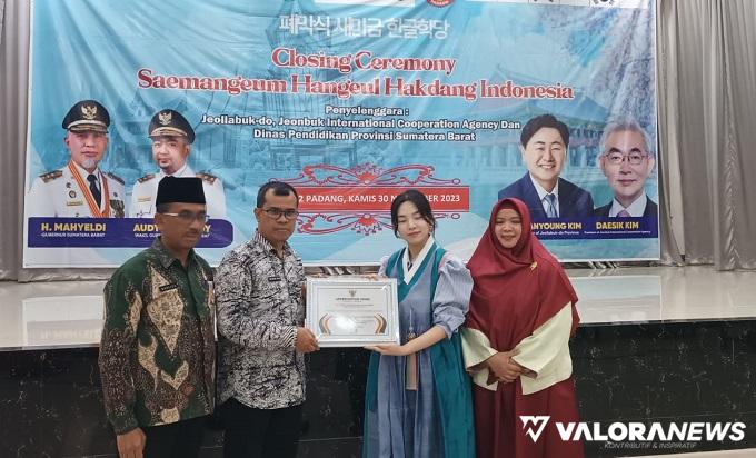 Perwakilan JBICA, Program specialist/International Promotion Team, Baek Cheongha bertukar cinderamata dengan Kepala Biro Pemerintahan dan Otonomi Daerah Sumbar, Doni Rahmat Samulo. (humas)