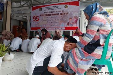 Seorang WBP dengan khusyuk, membasuh kaki ibunya, dalam peringatan Hari Ibu Nasional ke-95 Tahun 2023 di Lapas Suliki, Jumat. (humas)