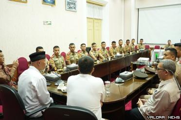 Gubernur Sumbar, Mahyeldi memberikan wejangan pada taruna Akmil dan Akpol asal Ranah Minang yang menjalani masa cuti Nataru 2023 di kantor gubernur Sumbar, Jumat. (humas)