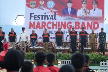 Ketua DPRD Sumbar, Supardi bersama Andri Yulika (Asisten II), Maifrizon (Kadispora Sumbar) dan Zardi Syahrir (Kabag Persidangan DPRD Sumbar) dan Forkopimda, pada pembukaan Festival Marching Band di Payakumbuh, Senin. (humas)