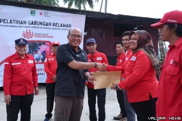 Ketua DPRD Sumbar, Supardi menyerahkan penghargaan pada sejumlah relawanan PMI Sumbar yang ikut berkontribusi dalam penanganan korban erupsi Gunung Marapi di kegiatan Pelatihan Relawan PMI se-Sumbar di Payakumbuh, Sabtu sore. (humas)