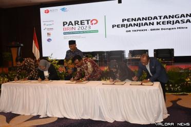 Gubernur Sumbar, Mahyeldi saksikan penandatanganan kerjasama pembangunan ekosistem industri halal di Sumbar antara KDEKS Sumbar dengan Pusat Riset Kebijakan Publik (PRKP) BRIN dan PT XREI di Jakarta, Rabu. (humas)
