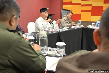 Gubernur Sumbar, Mahyeli memberikan arahan pada kegiatan FGD Forkopimda Sumbar dalam rangka membahas kesiapan daerah menghadapi masa libur Nataru 2024 di Padang, Rabu. (humas)