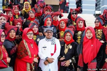 Bupati Tanah Datar, Eka Putra foto bersama dengan jajaran pengurus Bundo Kanduang Luar Negeri usai pengukuhan di gedung Maharajo Dirajo Batusangkar, Jumat. (humas)