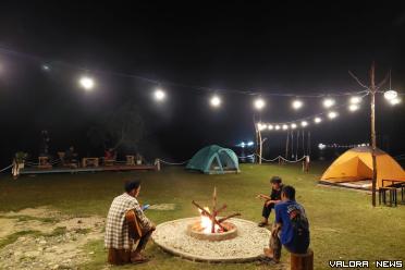 Aktivitas pengunjung dan sarana camping ground di pantai paku Nagari Sungai Nyalo Mudiak Aia kawasan Mandeh Kecamatan Koto XI Tarusan Kabupaten Pesisir Selatan Sumatera Barat. Foto: Dok Nagari Sungai Nyalo Mudiak Aia Mandeh