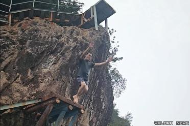 Seorang lelaki muda mencoba atraksi cliff jumping di Pulau Sironjong Kecil, Mandeh, Pesisir Selatan, Sumatera Barat. Foto: Dok Deri Afhan.