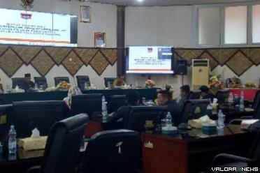Wakil Ketua DPRD Padang, Arnedi Yarmen didampingi Hendrizal Azhar (Sekwan) dan Corri Saidan (Asisten II) saat saat memimpin rapat paripurna persetujuan 4 Ranperda, Senin. (humas)