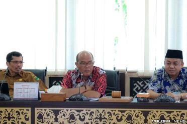 Ketua DPRD Sumbar, Supardi didampingi Ali Tanjung (ketua Komisi III) dan Raflis (Sekwan) saat jumpa pers ekspose akhir tahun 2023 tentang Kinerja DPRD Sumbar di ruang khusus I, Senin siang.  (humas)