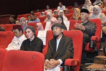 Gubernur Sumbar, Mahyeldi memberikan sambutan jelang nonton bareng pada Gala Premiere Film Buya Hamka Vol2 di Padang, 15 Desember 2023 lau. (humas)