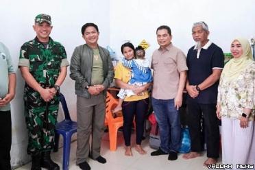 Pj Gubernur Sumut, Hassanudin jdan Forkopimda serta staff, jenguk Mesrida Waruwu (3,6 tahun), anak Firama Jaya Waruwu dan Noviati Zega yang jalani operasi pengangkatan benjolan pada kepala, di Rumah Sakit Spesialis Bedah Accuplast Medan, Senin. (humas)