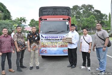 Gubernur Sumatera Barat, Mahyeldi foto bersama perwakilan manajemen PT Charoen Pokphand Indonesia dan Charoen Pokphand Foundation Indonesia, usai menerim donasi 50 ribu butir telur untuk warga terdampak bencana, Jumat. (humas)