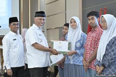 Gubernur Sumbar, Mahyeldi didampingi Barlius menyerahkan penghargaan pada 50 pelajar di Sumbar yang berhasil memenangi berbagai perlombaan tingkat nasional ataupun internasional sepanjang tahun 2023 di Padang, 11 Oktober 2023. (humas)