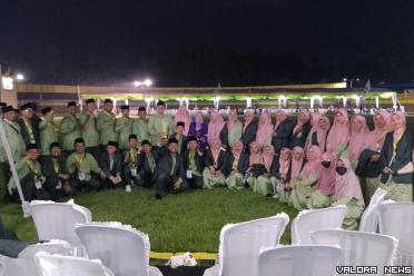 Kafilah Kabupaten Agam foto bersama usai raih peringkat III MTQN Sumbar ke-40 Solok Selatan tahun 2023 di GOR Rimbo Tangah Solok Selatan, Ahad malam. (humas)