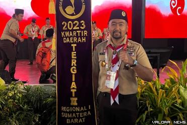 Ketua Kwarda Sumbar, Kak Audy Joinaldy menerima penghargaan Kwarda Tergiat II Regional I Sumatera periode 2018-2023 pada Munas XI Gerakan Pramuka di Balee Meuseuraya Aceh, Banda Aceh, Sabtu. (humas)