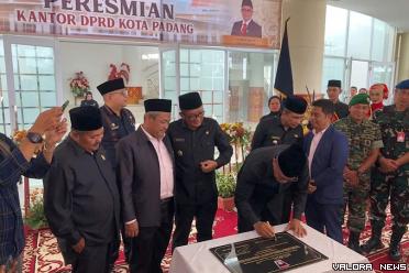 Wako Padang, Hendri Septa disaksikan pimpinan DPRD serta Wawako dan Sekda, tandatangani prasasti peresmian gedung baru DPRD Padang di komplek balai kota, Jl Bagindo Azis Chan Bypass Padang, Jumat siang. (humas)