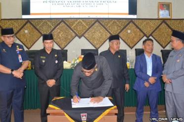 Ketua DPRD Padang, Syafrial Kani menandatangani nota kesepakatan persetujuan APBD Padang 2024, usai paripurna yang dihadiri Wawako Padang, Ekos Albar, Kamis. (humas)