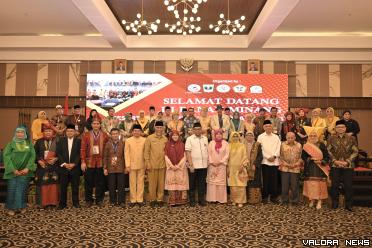 Gubernur Sumbar, Mahyeldi foto bersama dengan organisasi Minang Diaspora, dalam acara Pertemuan Diaspora Minang dan Bundo Kanduang Minang Sedunia di Padang, Senin. (humas)