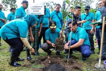 Pj Gubernur Sumut, Hassanudin tanam pohon produktif pada kegiatan Penanaman Pohon Serentak se-Indonesia Kementerian LHK di Desa Suka Makmur, Deliserdang, Sabtu. (humas)