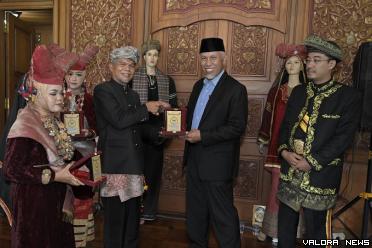 Gubernur Sumatera Barat, Mahyeldi Datuak Marajo bertukas cenderamata dengan Tengku Raja Besar Negeri Sembilan beserta rombongan di Rumah Gadang Sungai Baringin di Kecamatan Payakumbuh, Ahad. (humas)