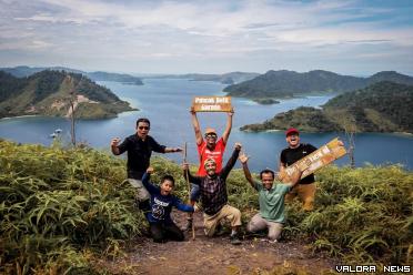 Rombongan penyuka trekking berfoto di puncak bukit garudo. Foto: Dok Nagari Sungai Nyalo Mudiak Aia Kecamatan Koto XI Tarusan