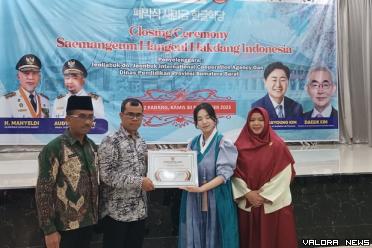 Perwakilan JBICA, Program specialist/International Promotion Team, Baek Cheongha bertukar cinderamata dengan Kepala Biro Pemerintahan dan Otonomi Daerah Sumbar, Doni Rahmat Samulo. (humas)