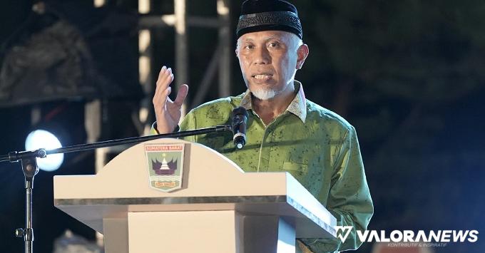 Gubernur Sumbar, Mahyeldi saat peluncuran Calendar of Events (CoE) Sumatera Barat Tahun 2024 yang digagas Dinas Pariwisata di Pantai Padang, Sabtu malam. (humas)