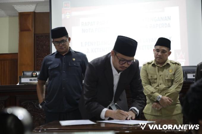 Wako Bukittinggi, Erman Safar tandatangani berita acara pengesahan dua Perda inisiatif DPRD Bukittinggi pada sidang paripurna, Senin.