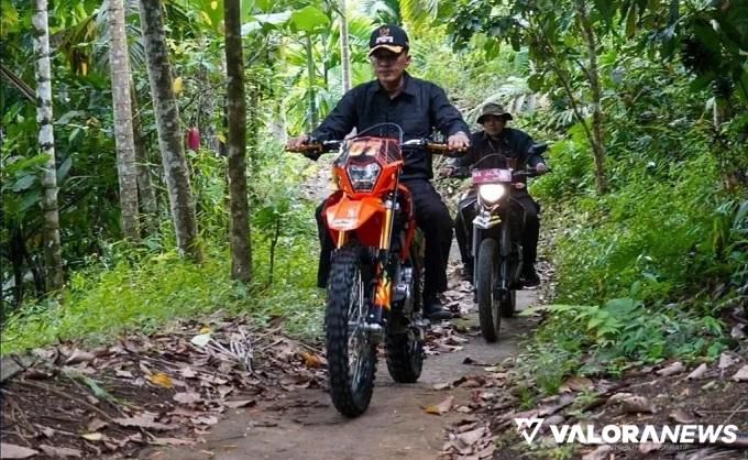 Wakil Wali Kota Padang, Ekos Albar mengendarai motor trail untuk menuju Ekowisata Padang Janiah di Kampung Batu Busuak, Kelurahan Lambung Bukik, Kecamatan Pauh. (humas)