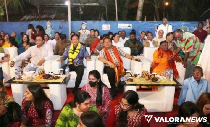Pj Gubernur Sumut, Hassanudin bersama Konsul Jenderal India di Medan, Shubham Singh, saat menghadiri perayaan Hanuman Jayanthi di Shri Hanuman Kuil, Jalan Teratai No 97, Medan, Kamis malam. (humas)