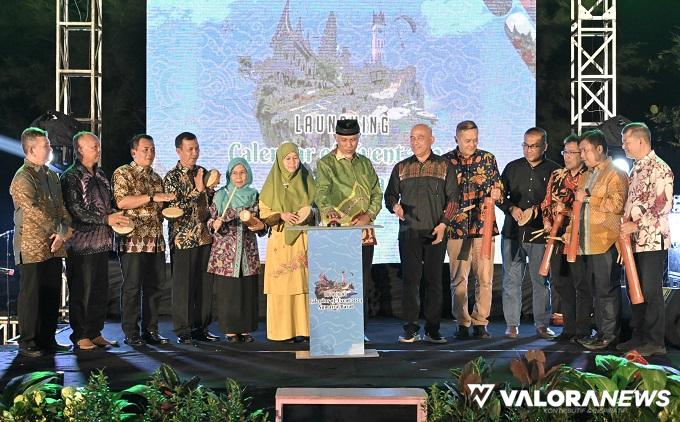 Gubernur Sumbar, Mahyeldi didampingi jajaran, saat peluncuran Kalender Wisata Sumbar 2024 di Pantai Padang, Sabtu malam. (humas)