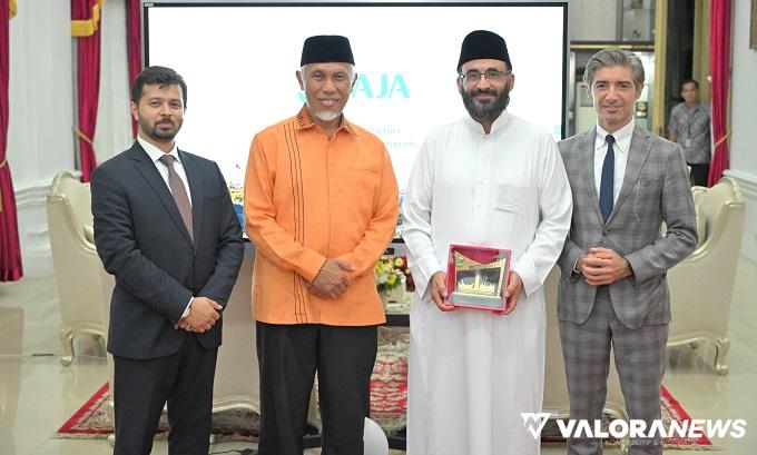 Gubernur Sumbar, Mahyeldi bersama perwakilan SAJA Grup asal Turki, Abdullah Alamri, Mustafa Aydemir dan Omer Medeni usai dialog di ruang kerja gubernur, Kamis. (humas)